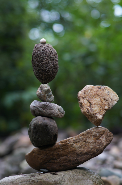 pedras em equilíbrio, mostrando como uma pedra afeta o equilíbrio total